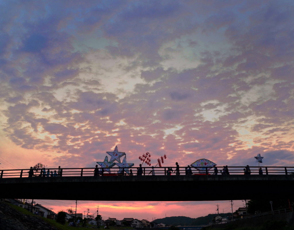 大東七夕祭り_18夕陽に染まる七夕行列金賞（齋藤雄宰睦）